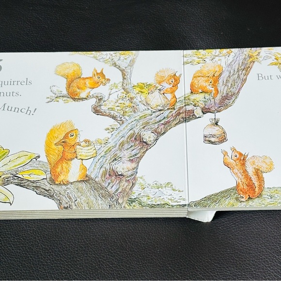 Peter Rabbit 🐰 Finger Puppet Book Baby Board Book - Picture 5 of 7